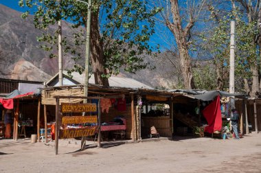 Maimara, Arjantin: 8 Haziran 2023: 8 Haziran 2023 tarihinde Arjantin 'in Jujuy ilindeki Maimara belediye pazarının panoraması.