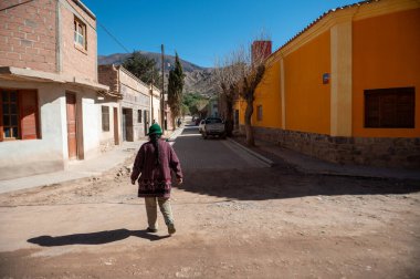 Maimara, Arjantin: 8 Haziran 2023: 8 Haziran 2023 tarihinde Arjantin 'in Jujuy ilindeki Maimara kasabasında yürüyen insanlar.