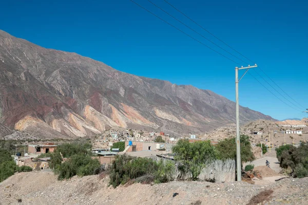 Arjantin 'in Jujuy şehrindeki Maiamara şehrinin ardında renkli bir tepe var..