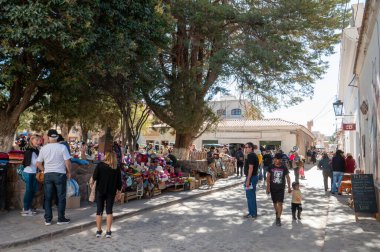 Humahuaca, Arjantin: 8 Haziran 2023: 8 Haziran 2023 tarihinde Arjantin 'in Jujuy ilindeki Humahuaca kentindeki el sanatları pazarında insanlar.