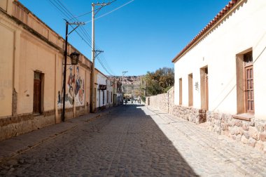 Humahuaca, Arjantin: 8 Haziran 2023: 8 Haziran 2023 tarihinde Arjantin 'in Jujuy ilindeki Humahuaca turistik kenti sokakları.