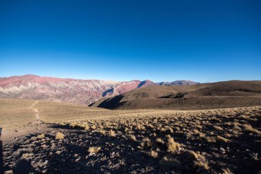 Serrania de Hornocal, Quebrada de Humahuaca, Jujuy, Arjantin 'deki 14 rengin tepesi..
