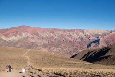 El Hornocal, Arjantin: 2023 Haziran: Serrania de Hornocal 'daki insanlar, Quebrada de Humahuaca, Jujuy, Arjantin' deki 14 renk tepesi, 2023.