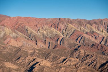 Serrania de Hornocal, Quebrada de Humahuaca, Jujuy, Arjantin 'deki 14 rengin tepesi..