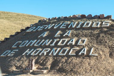 El Hornocal, Arjantin: 2023 yılında Arjantin 'in Jujuy Eyaleti' nde El Hornocal Community 'nin başladığını gösteren poster.