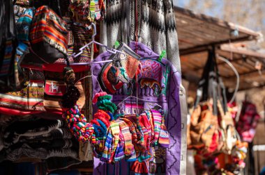 Arjantin 'in Jujuy eyaletindeki Tilcara şehrinde el yapımı eşyalar..