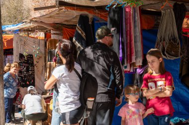 Tilcara, Arjantin: 8 Haziran 2023: Arjantin 'in Jujuy ilindeki Tilcara kentindeki pazarda turistler.