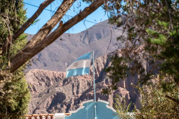 Arjantin bayrağı Arjantin 'in Jujuy şehrinde Tilcara şehrinde dalgalanıyor..