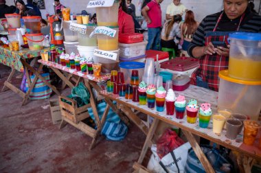 Tilcara, Arjantin: 2023 yılında Arjantin 'in Jujuy kentindeki Tilcara kentinin merkez pazarında hafif içecekler.