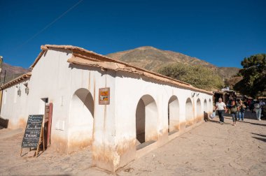 Purmamarca, Arjantin: 9 Haziran 2023: 2023 yılında Arjantin 'in Jujuy ilindeki Purmamarca kentinin belediye binasındaki insanlar.