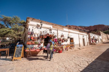 Purmamarca, Arjantin: 9 Haziran 2023: 2023 yılında Arjantin 'in Jujuy ilindeki Purmamarca kentindeki yerel zanaat ürünleri pazarındaki insanlar.
