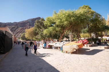 Purmamarca, Arjantin: 9 Haziran 2023: 2023 yılında Arjantin 'in Jujuy ilindeki Purmamarca kentindeki yerel zanaat ürünleri pazarındaki insanlar.