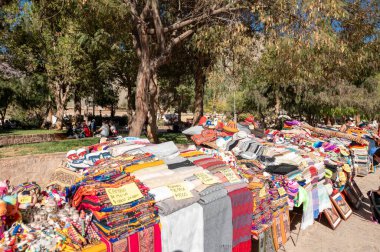 Purmamarca, Arjantin: 9 Haziran 2023: 2023 yılında Arjantin 'in Jujuy ilindeki Purmamarca kentindeki yerel zanaat ürünleri pazarındaki insanlar.