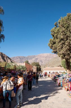 Purmamarca, Arjantin: 9 Haziran 2023: 2023 yılında Arjantin 'in Jujuy ilindeki Purmamarca kentindeki yerel zanaat ürünleri pazarındaki insanlar.