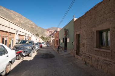 Purmamarca, Arjantin: 9 Haziran 2023: 2023 'te Arjantin' in Jujuy ilindeki Purmamarca turizm şehri sokakları.