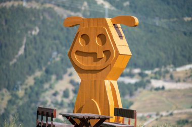 Andorra dağlarında, Pireneler 'de Tamarros adlı heykeller.