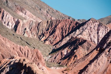 2023 yılında Arjantin 'in Jujuy kentindeki Purmamarca kentindeki dağlar.