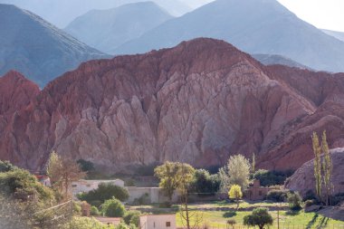 2023 yılında Arjantin 'in Jujuy kentindeki Purmamarca kentindeki dağlar.