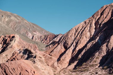 2023 yılında Arjantin 'in Jujuy kentindeki Purmamarca kentindeki dağlar.
