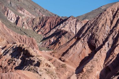 2023 yılında Arjantin 'in Jujuy kentindeki Purmamarca kentindeki dağlar.