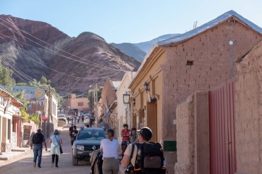 Purmamarca, Arjantin: 9 Haziran 2023: 2023 yılında Arjantin 'in Jujuy ilindeki Purmamarca kentindeki yerel zanaat ürünleri pazarındaki insanlar.