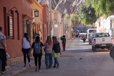 Purmamarca, Arjantin: 9 Haziran 2023: 2023 yılında Arjantin 'in Jujuy ilindeki Purmamarca kentindeki yerel zanaat ürünleri pazarındaki insanlar.