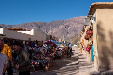 Purmamarca, Arjantin: 9 Haziran 2023: 2023 yılında Arjantin 'in Jujuy ilindeki Purmamarca kentindeki yerel zanaat ürünleri pazarındaki insanlar.