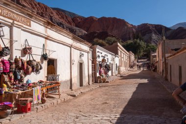 Purmamarca, Arjantin: 9 Haziran 2023: 2023 yılında Arjantin 'in Jujuy ilindeki Purmamarca kentindeki yerel zanaat ürünleri pazarındaki insanlar.