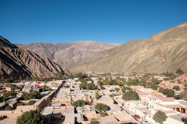 2023 yılında Arjantin 'in Jujuy kentindeki Purmamarca şehrinin şehir manzarası.