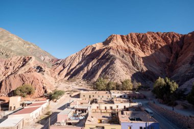 2023 yılında Arjantin 'in Jujuy kentindeki Purmamarca şehrinin şehir manzarası.