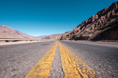 2023 yılında Arjantin 'in Jujuy kentindeki Purmamarca turizm şehrinde güzergah.