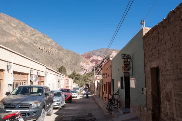 Purmamarca, Arjantin: 9 Haziran 2023: 2023 'te Arjantin' in Jujuy kentindeki Purmamarca turizm kentinde sokaklar.