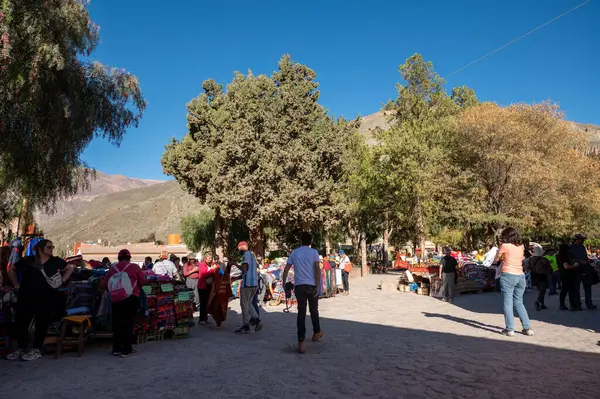 Purmamarca, Arjantin: 9 Haziran 2023: 2023 yılında Arjantin 'in Jujuy ilindeki Purmamarca kentindeki yerel zanaat ürünleri pazarındaki insanlar.