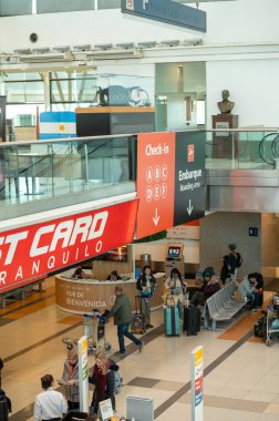 Buenos Aires, Arjantin: 13 Haziran: 2023 yılında Arjantin 'in başkenti Ezeiza Uluslararası Havalimanı' nın (Bakanlık Pistarini) A terminalindeki ana yolcu salonunda insanlar.