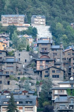 Escaldes Engordany, Andorra: 28 Eylül 2023: 2023 'te Andorra' daki Escaldes Engordany Kilisesi 'nde evler.
