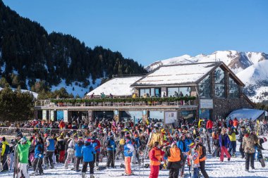 Grandvalira, Andorra: 14 Aralık 2022: 2022 kışında Grandvalira yamaçlarında kayakçılar.