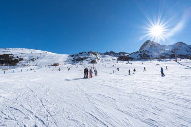 Grandvalira, Andorra: 14 Aralık 2022: 2022 kışında Grandvalira yamaçlarında kayakçılar.