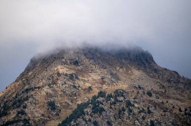 Andorra 'daki Pireneler' de sisli bir dağ.