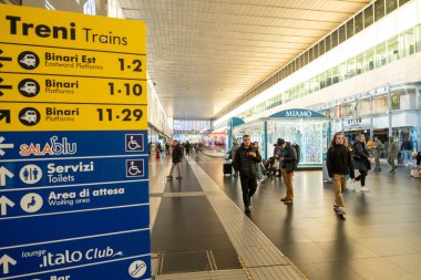 Roma, İtalya: 13 Kasım 2023: 2023 'te Roma Terminali' nde Yolcular ve Panorama