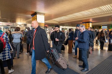 Roma, İtalya: 13 Kasım 2023: 2023 'te Roma Terminali' nde Yolcular ve Panorama