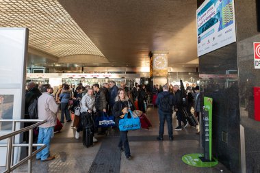 Roma, İtalya: 13 Kasım 2023: 2023 'te Roma Terminali' nde Yolcular ve Panorama