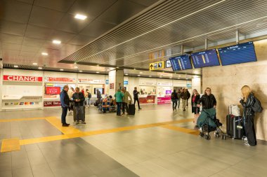 Roma, İtalya: 13 Kasım 2023: İtalya 'da Ciampino Havaalanı' nda yolcularla birlikte panorama.