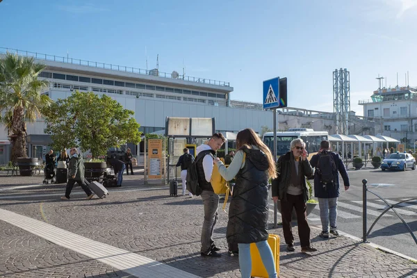 Roma, İtalya: 13 Kasım 2023: İtalya 'daki Ciampino Havaalanı' nın dışındaki servis otobüsü.