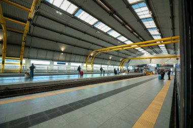 Roma, İtalya: 13 Kasım 2023: 2023 'te İtalya' daki Roma Terminali 'nde yolcuların panoraması.