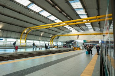 Roma, İtalya: 13 Kasım 2023: 2023 'te İtalya' daki Roma Terminali 'nde yolcuların panoraması.