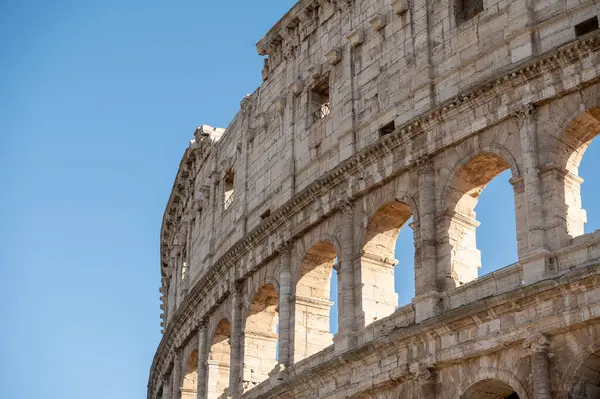 Roma Kolezyumu 'nun dış manzarası Roma, İtalya' da güneşli bir günde.