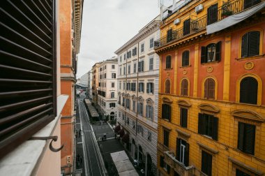Roma, İtalya: 13 Kasım 2023: Roma, İtalya 'da güneşli bir günde Roma Terminali yakınlarındaki bir caddenin panoraması.