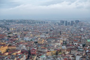 Sabah Napoli şehrinin manzarası. Arka planda Vesuvius var..