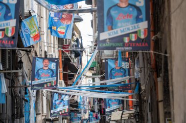 Napoli, İtalya: 15 Kasım 2023: 2023 'te İtalya Futbol Şampiyonası' nın ardından Napoli sokakları - 2023 tarihsel merkezinde.