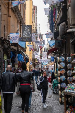Napoli, İtalya: 15 Kasım 2023: 2023 'te Napoli sokaklarından alışveriş yapan insanlar.